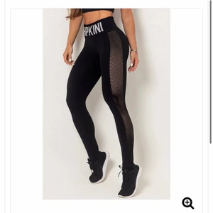 Hipkini tights svart med hål S 36 sport -   Träningstights i sömlös konstruktion gjorda i SUPPLEX® som är snabbtorkande och formar din kropp. Vita detaljer i midjan och hål längs med benens sidor.