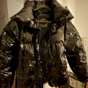 Svart vinterjacka i lack - Svart vinterjacka i lackmaterial från Monki. Storlek M. Sparsamt använd och i väldigt bra skick. 