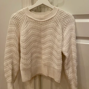 Stickad tröja - Vit skickat tröja från vila. Endast använd 3-5 gånger. 💕 finns även i svart, kolla annonsen i min profil 