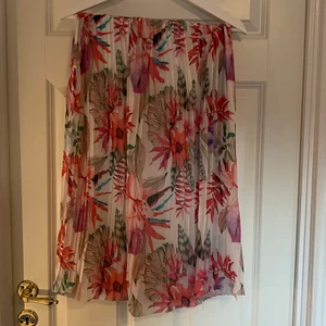 Blommig kjol - Blommig kjol, använt skick 💕