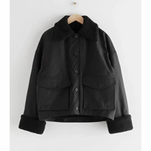 &Other stories vinterjacka  - Säljer nu mina fina & other stories vinterjacka pga kommer ej till användning. Storlek S, slutsåld på hemsidan. Nästintill oanvänd. Nypris 1450kr mitt pris 1050. 