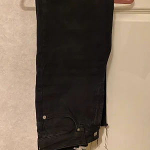 svarta jeans - Svarta fransade jeans från Lager 157. Är i storlek S. De är i bra skick då de använts ett fåtal gånger. Kontakta mig vid frågor eller intresse. Köparen står för frakten.🤍