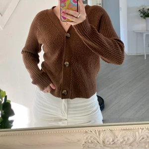 Brun kofta - Säljer en brun kofta i strl M. Ser nopprig ut men materialet var lite nopprigt redan när jag köpte den. Supermysig! Köpare står för frakt🤎