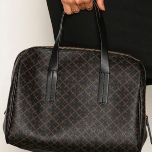 By Malene Birger Moshie bag/ väska - Superfin Moshie väska med måtten: 31X21cm Släppt lite i ena handtaget men det går att limma själv el lämna in hos skomakeri för 50:- Nypris ca 3000:-