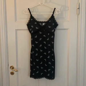 Fjärilsklänning  - Oanvänd klänning från H&M i storlek M för 149kr på H&Ms hemsida, säljer den för 60kr 🤍 