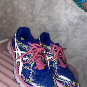 Asics GEL-LIGHTPLAY2 skor - Skorna passar till storlek och är inköpta runt 2018. De är dock i nyskick då de bara användes en gång. Vad jag vet så finns de inte att få tag på längre. Kan tänka mig att gå ner i pris vid snabb affär.