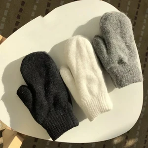 Vantar - INTRESSEKOLL! Jag vill se intresset på denna sortens vantar, då jag funderar på att köpa in sånna! Skriv gärna i kommentarerna vilken färg ni skulle vara intresserad av att köpa! Priset skulle ligga nånstans mellan 130kr-150kr styck och två för 220-240kr🤍 Skriv privat vid frågor och följ mig för uppdatering🌸