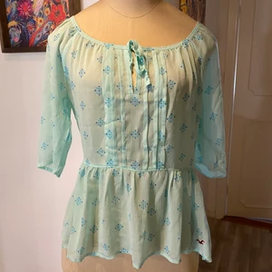 Hollister blus  - Söt blus från Hollister i fint skick, storlek XS. 150kr eller högstbjudande 