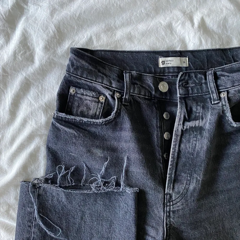 Otroligt sköna jeans fråga GinaTricot i superbra skick. Mörkgrå tvätt med avklippta ben och slitningar nedtill. Hög midja med knappar. Storlek 36. Köpta för 599, säljer för 250:- . Jeans & Byxor.