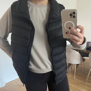 Väst från Zara - Svart väst från Zara i Storlek L, men är mer som en M. Bra skick! 