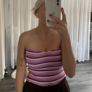 Tubtopp - Säljer denna fina toppen från shein då det inte riktigt är rätt storlek för mig, fint skick! Köparen betalar för frakten och katt finns i hem 🏠 