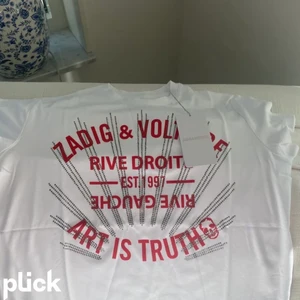 Zadig - Lägger ut igen då det var oseriösa köpare! Säljer denna super snygga zadig t-shirten som är helt ny med lappen kvar se bild 2! Super snygg!!