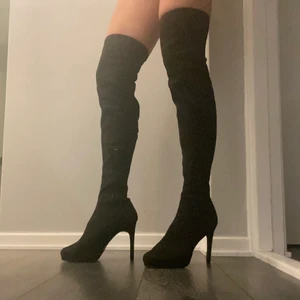 Over the knees  - Helt nya stövlar från Nelly. Lårhöga, supersnygga, hög smal klack. Tyvärr för stora för mej. 