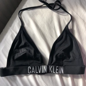 Bikiniöverdel Calvin Klein - Bikiniöverdel från Calvin Klein💗 Fint skick✨