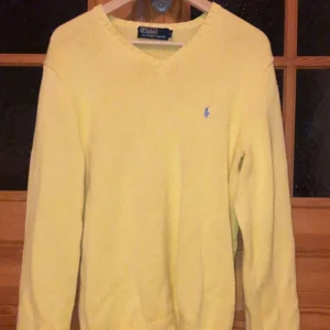 Ralph Lauren sweater - Sticker tröja från ralph lauren, storlek M sitter lite pösigare. Köparen står för frakten