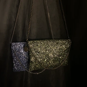 Väska - Säljer dessa jätte snygga väskor som är köpta från Åhléns men det är ifrån märket ” Pipol’s Bazaar” och den är som ny❤️ Man kan ha dessa till tex fest om man bara vill ha något snyggt att ha på sig till sin outfit och för att ha sina nycklar och mobil nära sig istället för att ha en stor väska med sig💕 Båda för 200kr annars 1 för 170