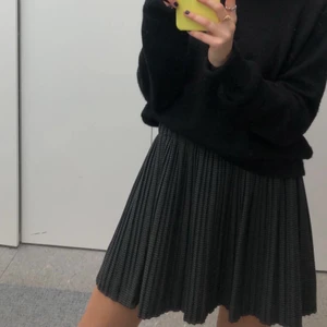 Kjol från Zara - Höstig kjol från Zara med svart och grått mönster