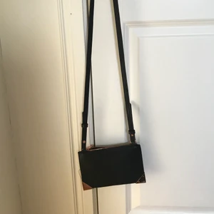 Axelremsväska  - Axelremsväska från Bik bok 