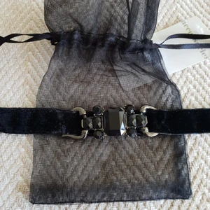 Fin och tuff choker med sammetsband 💃🏻 - Tjusig och tuff choker. Helt ny med prislapp kvar på.