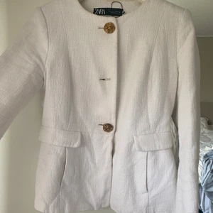 Kavaj ifrån Zara - Säljer denna populära tyg kavajen som är slutsåld ifrån zara. 200 kr 