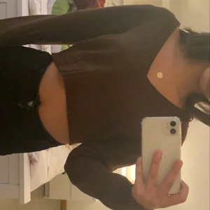 Stickad tröja  - Säljer den här söta bruna stickade tröjan ifrån H&M den är helt ny och har inte hunnit användas, den är köpt i M men har man vanligtvis S så funkar det också!💘 (köparen står för frakt)