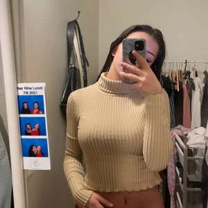 Tröja - Hej! Jag säljer min beige ribbade tröja från ginatricot i storlek XS. Den är använd ett fåtal gånger alltså är den i ny skick.