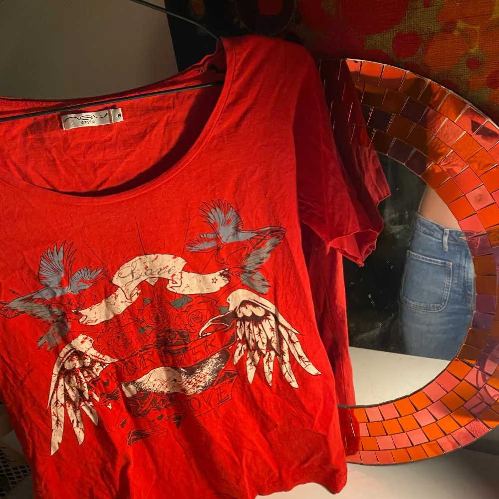 Röd tröja med coolt tryck❤️‍🔥  köpt secondhand men aldrig gått till andvändning.. T-shirts.