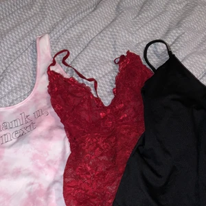 Bodys! - Alla är i fint skick!!! Rosa/vit body, storlek S, öppen i ryggen. Helsvart body, som ett linne i ryggen, glitter/silvriga linne band, storlek S. Skriv för fler frågor eller bilder. 30kr styck. ‼️Röd body är såld‼️