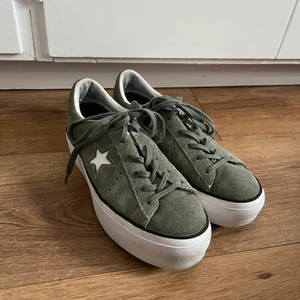 Converse - Ett par kaki/gröna Converse i storlek 37,5. De är i väldigt bra skick då de inte kommit mycket till användning för mig :) Kan mötas upp i Gävle 