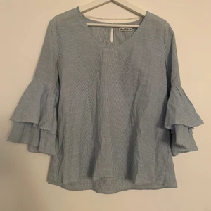 Blåvit blus  - Blåvit randig blus med vida ärmar/trumpetärmar. I väldigt fint skick! Storlek M, kan även passa S.