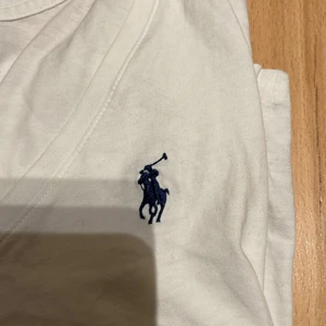 Ralph Lauren  - En vit t Shirt, använd fåtal gånger!! 