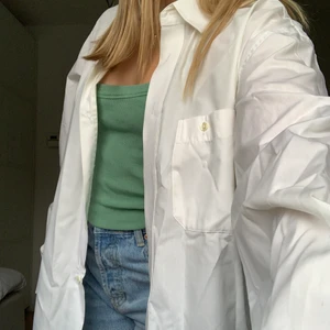 Oversized vit skjorta  - Stor vit skjorta som är min pappas gamla som jag nu säljer:))