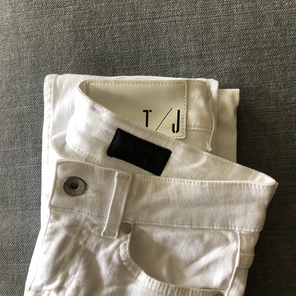 Vita lågmidjade bootcut jeans från Tiger Of Sweden. Knappt använda och mycket bra material. Perfekt modell och perfekt längd. 93% bomull 6% t400 och 2% elastan (Köparen står för frakten) 🥰. Jeans & Byxor.