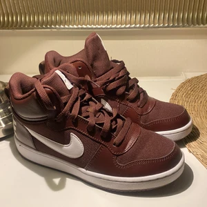 Nike  - Säljer dessa Nike skor i 38,5, använda en gång. Har köpt ett par nya likadana då dessa var förstora 👞 