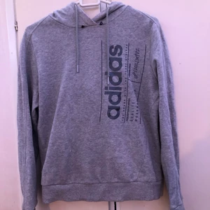 Adidas hoodie  - Grå Adidas hoodie som är jätte snygg och skön, storlek  S 💕