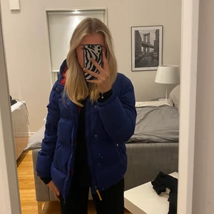 Ralph Louren Jacka  - Säljer denna Ralph Louren jackan i storlek L (14-16år), jag har vanligtvis XS-S och denna sitter lite stort, den är ursprungligen min killes men de är en unisex modell. Superfin och knappt använd, säljer för 700kr då nypris är 2000kr🔥🔥