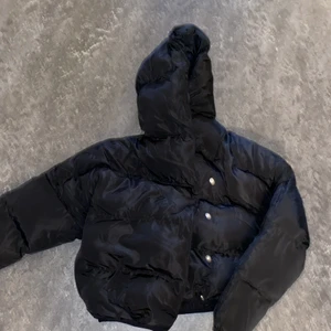 Puff jacket - Inte min stil därför säljer jag denna! Annars e den helt ny köpt ifrån new yorker! Storlek s 