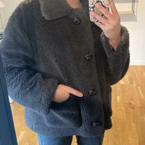 pälsjacka sara  strl: M - Pälsjacka från sara köpt 2020 använts få tal gånger🌼 
