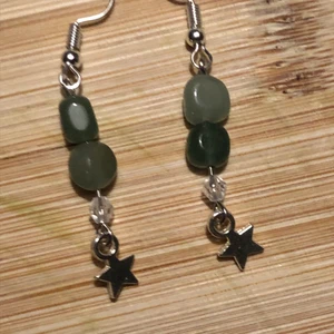 Örhängen med aventurin  - Handgjorda örhängen i silver med äkta grön aventurin och stjärn berlocker ❤️ betalning via swish