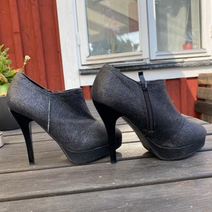 Klackskor storlek 37 - Glittriga svarta klackskor som funkar galant