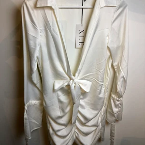 Satinklänning - Aldrig använd, prislappen kvar