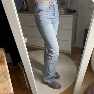 Säljer ett par ljusblåa jeans som är helt ny, lite för liten annars älskar jag den!!