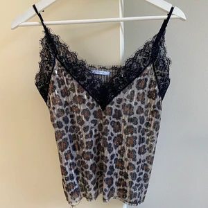 Linne - Linne från Zara. Storlek S. Leopardmönster med paljetter. Går att mötas upp i Uppsala alt. frakta men köparen står då för frakten. 💖