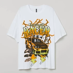 Racer tshirt - H&M - Detta är en vit overcised t-shirt med coola ”bil” detaljer. Jättesnygg att styla med ett par cykelbyxor eller träningsbyxor. Skriv privat för mer information eller fler bilder