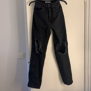 Jeans - Säljer nu dessa fina jenas! Super bekväma och fina. Jenasen är från NA-KD och är perfekt längd för mig som är 1,64 och sitter jätte fint! Säljer dom pgr av att dom tyvär har blivigt för små men är i gottskick!⭐️💛