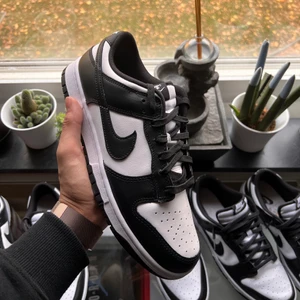 Nike Dunk Low ”Retro White Black”🐼 - Nike Dunk Low ”Retro White Black”🐼                                 Storlek:  -36.5  Pris:1999kr  -41 Pris:2099kr  kvitto medföljer vid förfrågan 🌟
