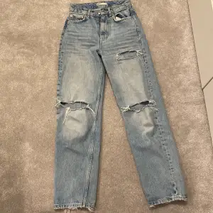 Säljer nu mina favvo jeans från Gina tricot då dom tyvärr inte passar mig längre, köpare står för frakt💞