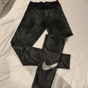 Tights Nike  - Träningstights från Nike i skimrande material! Använda 2-3 gånger bara!✨