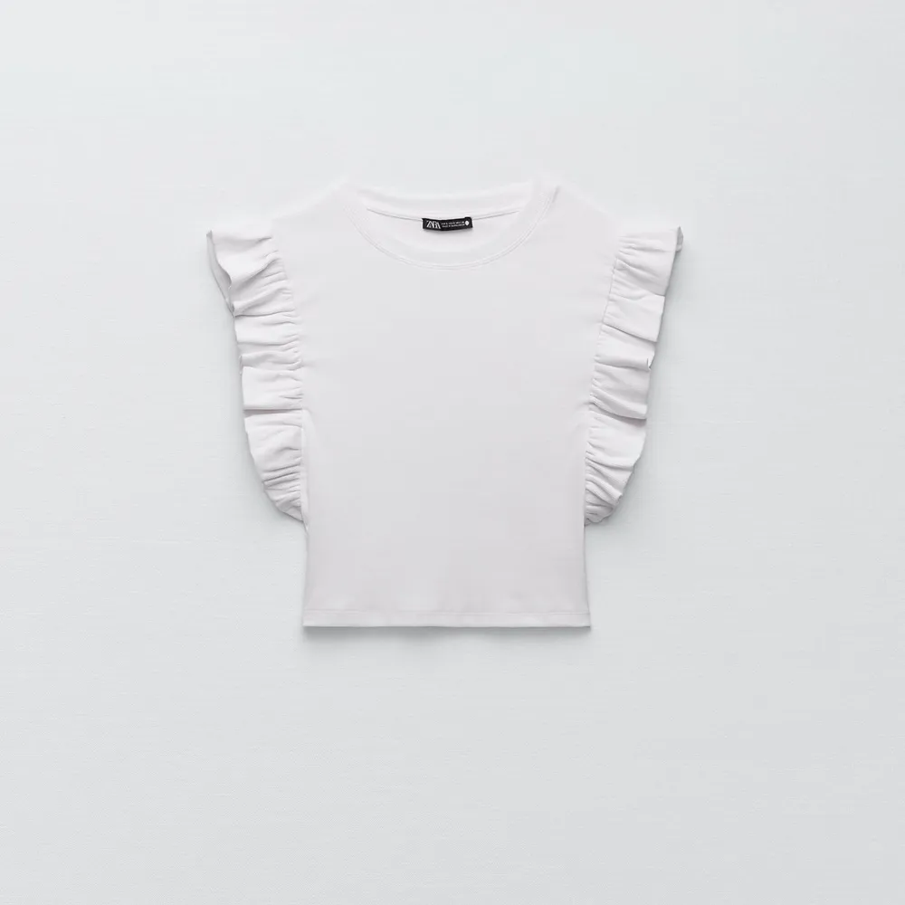 säljer denna tröja från zara då den tyvärr är för stor , men den är ganska liten i stl.💗 jättebra skick, använd 1 gång. T-shirts.