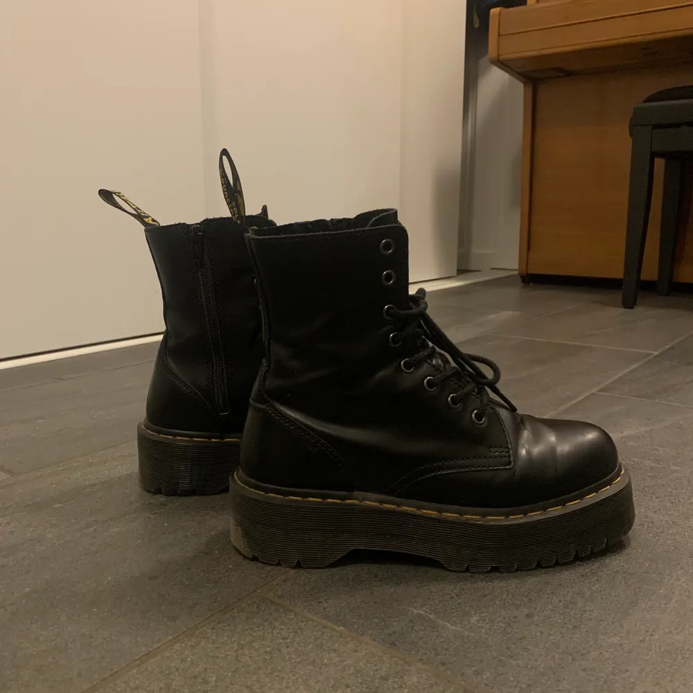 Super sköna och i mega bra skick! Säljer mina Dr Martens som jag köpte för drygt ett år sen. Har använt de kanske 5 gånger. Skorna har inga defekter. Det är i storlek 41, men jag har 40 och de passar mig perfekt verkligen! Det är modellen Jadon. Nypris är runt 2300 jag säljer de för 1200. Skriv i chatten för flera bilder mm🤗🤗🙌. Skor.